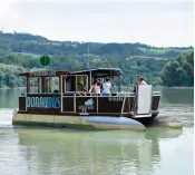  ??  ?? Auf dem Wasserweg kann man zwischen Ottensheim und Linz im »Donaubus« reisen.
