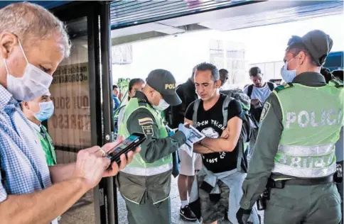  ?? FOTO JULIO CÉSAR HERRERA ?? Ciudadanos foráneos luchaban ayer por encontrar pasajes.