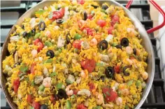  ??  ?? Easy Weeknight Seafood Paella