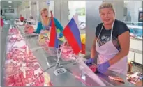  ??  ?? CON LA CARNE. Las carniceras van con su país, Rusia.