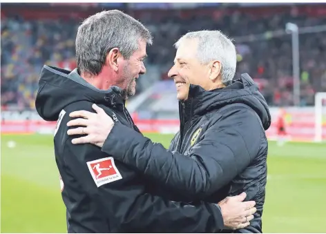  ?? FOTO: IMAGO IMAGES/BIELEFELD ?? Herzliche Begrüßung: Friedhelm Funkel (li.) und Lucien Favre vor dem Dortmunder Gastspiel in Düsseldorf 2018, das Fortuna 2:1 gewann.