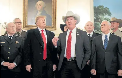  ?? AP ?? Atento. Donald Trump y el vice Mike Pence junto al sheriff A.J. Louderback de Jackson County, Texas.