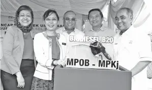  ??  ?? TERESA Kok ketika melancarka­n usaha sama MPOB-MPKj bagi penggunaan biodiesel B20 di Kajang, Selangor.