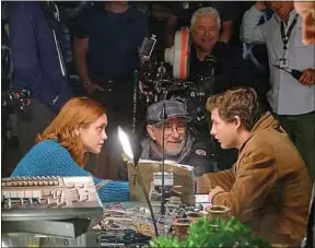  ??  ?? Olivia Cooke et Tye Sheridan autour de Steven Spielberg, durant le tournage.