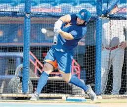  ?? MIKE STOCKER/STAFF PHOTOGRAPH­ER ?? Tim Tebow takes batting practice on Tuesday with his new team, the St. Lucie Mets.