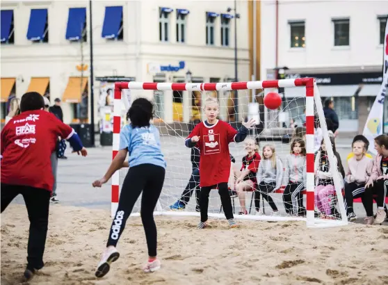  ?? Bild: ROGER LARSSON ?? RENA VÄGGEN. Mio Ryderberg vaktade kassen i Japans landslag, som tog sig hela vägen till final.