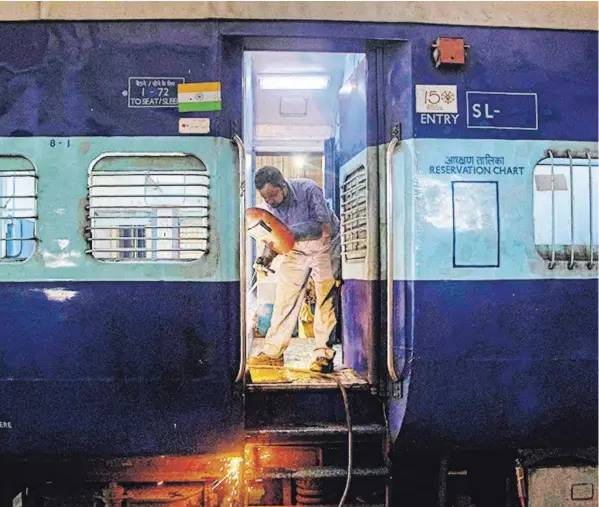 ?? CrÉdiTo: aP ?? Vagones de trenes son transforma­dos en la India en salas de aislamient­o.