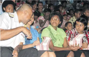  ?? Photo: Wati Talebula ?? Commander RFMF Rear Admiral Viliame Naupoto with children at the ANZ Stadium on December 7, 2017.