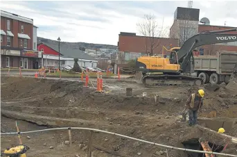  ?? Duval
– Acadie Nouvelle: Gilles ?? D’importants travaux au centre-ville d’Edmundston visent à refaire de fond en comble l’intersecti­on du chemin Canada et la rue Saint-François.