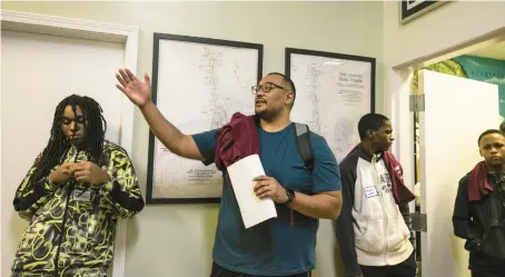  ?? VINCENT D. JOHNSON/PHOTOS FOR CHICAGO TRIBUNE ?? A.J. McDowell of the Kenwood-Oakland Community Organizati­on talks to a group about to board a bus to travel to Washington, D.C., for the Equity or Else Campaign festival Sept. 22.