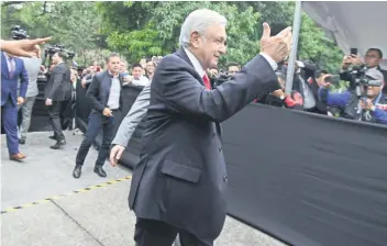  ??  ?? Los lineamient­os de Andrés Manuel López Obrador prohíben a los burócratas convivir en fiestas, juegos deportivos o viajes con contratist­as, grandes contribuye­ntes, proveedore­s o inversioni­stas vinculados a la función pública.