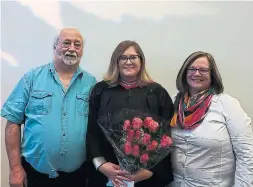  ?? KELSEY SCHMITZ ?? Kelsey Schmitz (centre) with her parents, Dave and Julie, in 2018. Dave is in a hospital bed at home and gets home care through a private agency.