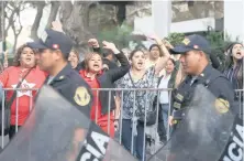  ??  ?? Simpatizan­tes del ex presidente peruano Alan García participar­on el lunes en una manifestac­ión de apoyo en Lima.