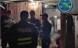  ??  ?? Usted puede denunciar fiestas o aglomeraci­ones a la línea 1322 o al 911.