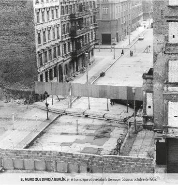  ??  ?? el muro que dividía Berlín, en el tramo que atravesaba la Bernauer strasse, octubre de 1962.