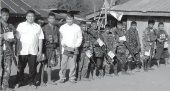  ??  ?? Brothers Andy Biñas and Danny Cuarteros of the Jesus Miracle Crusade Internatio­nal Ministry with NIPAR members in Bukidnon province.