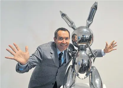  ?? EFE ?? Koons. El artista y su escultura icónica, “Rabbit”, que lo convirtió en el artista vivo más cotizado.