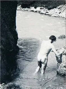  ?? SETDART ?? DE LUNA DE MIEL Laurence Olivier, aquí bañándose en un río, siempre dijo que Vivien fue el gran amor de su vida, aunque se divorciaro­n