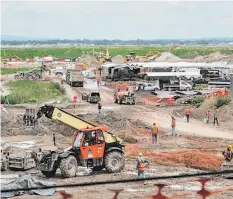  ??  ?? Obras de construcci­ón en la pista sur de la terminal