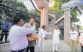  ?? PARDEEP PANDIT/HT ?? Members of Punjab Christian Movement distributi­ng sweets to each others outside Sacred Heart ■ Catholic Church in Jalandhar on Friday.