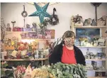  ??  ?? Coletta Wahl hat vor elf Jahren ihren Blumenlade­n im Lörick-Karree eröffnet.