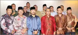  ?? CHUSNUL CAHYADI/JAWA POS ?? GUYUB: Dari kiri (depan), Sambari Halim, Moh. Qosim, Abdul Wahid, Achmad Rubaie, Nurhamim, dan Junaidi berfoto di depan anggota Forpimda Gresik kemarin.