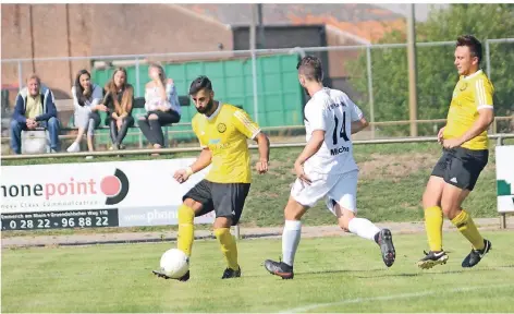  ?? FOTO: KONRAD FLINTROP ?? Erdal Dag klärt in dieser Szene für den RSV Praest. Doch am Ende stand für die Gastgeber eine 1:2-Niederlage zu Buche.