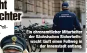  ?? ?? Ein ehrenamtli­cher Mitarbeite­r der Sächsische­n Sicherheit­swacht läuft einen Fußweg in der Innenstadt entlang.