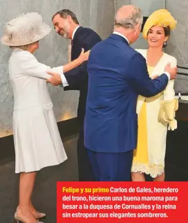  ??  ?? Felipe y su primo Carlos de Gales, heredero del trono, hicieron una buena maroma para besar a la duquesa de Cornualles y la reina sin estropear sus elegantes sombreros.