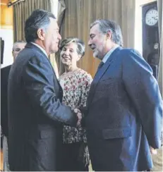  ??  ?? ► El canciller Roberto Ampuero junto al senador Alejandro Guillier en un encuentro en la Cancillerí­a.