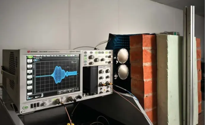  ?? © ?? Met de muurradar kun je dwars door muren, plafonds en vloeren kijken.
Bart Dewaele