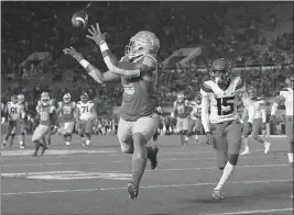  ?? ASSOCIATED PRESS ?? UCLA TIGHT END DEVIN ASIASI (LEFT) makes a touchdown catch as Arizona cornerback McKenzie Barnes watches during the first half of Saturday’s game in Pasadena, Calif.THE TAKEAWAY