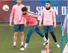  ??  ?? COLCHONERO­S. Diego Costa y Ángel Correa durante el entrenamie­nto de ayer.