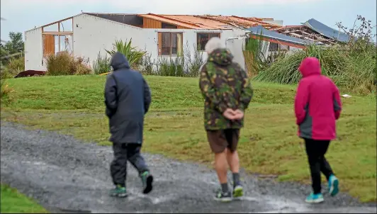  ?? PHOTOS: TOM LEE/STUFF ?? National Park villagers check out the damage on Carroll Street.