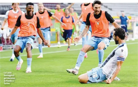  ??  ?? La Lazio festeggia il gol decisivo di Parolo a Torino