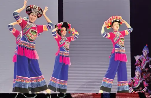  ?? ?? Outfits of the Yi ethnic group are displayed at the China Chuxiong Fashion Week Gala on January 5