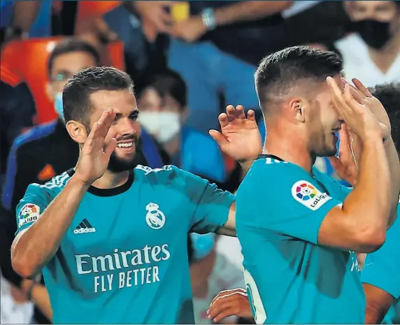  ??  ?? Los jugadores del Madrid hacen una piña feliz para festejar el gol de Benzema, que le daba el triunfo y el liderato a los hombres de Ancelotti.