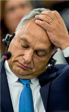  ??  ?? Il protagonis­ta Il primo ministro ungherese Viktor Orbán, 55 anni, due giorni fa durante il discorso al Parlamento europeo nel quale ha difeso la sua politica sull’immigrazio ne e ha accusato l’europa (Epa)