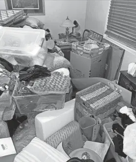  ?? ?? There are numerous physical, psychologi­cal and emotional pros to taking the time to declutter your living space.