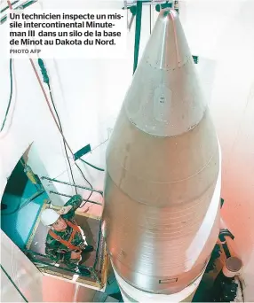  ??  ?? Un technicien inspecte un missile interconti­nental Minuteman III dans un silo de la base de Minot au Dakota du Nord.