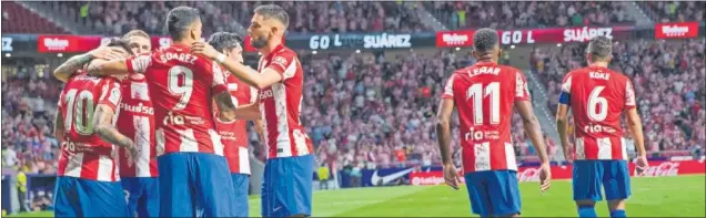  ??  ?? Los jugadores del Atleti celebran el gol de Suárez al Villarreal.