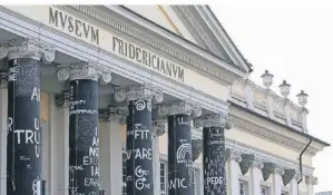  ?? FOTO: SWEN PFÖRTNER/DPA ?? Zeichnunge­n des rumänische­n Künstlers Dan Perjovschi sind auf den Säulen am Eingang vom Museum Fridericia­num zu sehen.