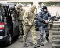  ??  ?? Ein ukrainisch­er Matrose wird ins Gericht gebracht – die Schiffe der ukrainisch­en Marine wurden mit Gewalt gestoppt.