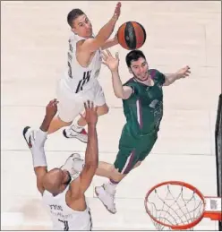  ??  ?? Los madridista­s Tyus y Carroll defienden a Brizuela, del Unicaja.