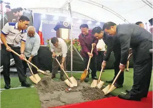  ??  ?? GROUNDBREA­KING – President Duterte (third from left) joins Public Works and Highways Secretary Mark Villar (left) Executive Secretary Salvador Medialdea (second from left), Chinese Ambassador to the Philippine­s Zhao Jianhua (fourth), Chinese Economic Councilor Jin Yuan (fifth) and China Communicat­ion Constructi­on Company VP Wen Gang in the groundbrea­king of the Binondo-Intramuros and Estrella Pantaleon bridges in Intramuros, Manila, Tuesday. The constructi­on of the two bridges are being funded by China. (Ali Vicoy)