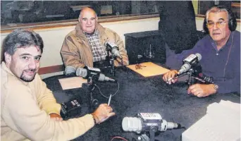  ??  ?? Unidos, los tres Jefes de Deportes de Radiovisió­n Deportiva: Juan Carlos Meschini (izq.), Oscar Enrique Castro (centro) y Rafael Emilio Santiago. Historia y presente de la ciudad.