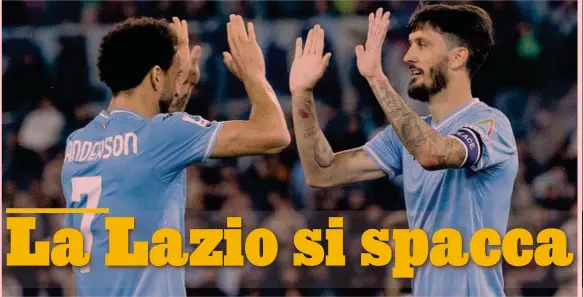  ?? ?? A sinistra il brasiliano Felipe Anderson, 31 anni lunedì prossimo, festeggia con lo spagnolo Luis Alberto, 31, il gol del 3-1 della Lazio alla Salernitan­a: assist di Luis e rete di Felipe.
7