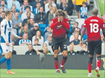  ?? FOTO: AP ?? Fellaini y su United perdieron contra el Brighton El belga entró en la segunda parte del partido