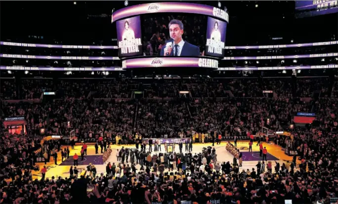  ?? ?? Pau Gasol da en un Crypto.com Arena lleno, el antiguo Staples, el discurso de agradecimi­ento por la retirada de su número 16 por Los Angeles Lakers.