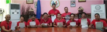  ?? CARLA CAÑET ?? REELECTION­ISTS La Castellana Mayor Rhumyla Nicor-mangilimut­an and Vice Mayor Manuel Vera, along with their candidates for councilors